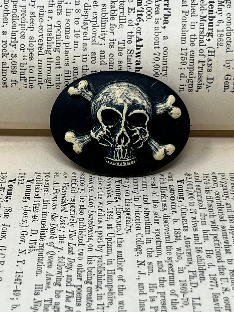 Skull and Crossbones Oval Cameo